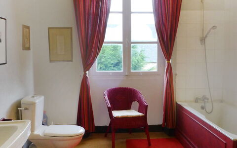 Les Londes: Kamer, Gordijn, Eigendom, Badkamer, Rood, Interieur Ontwerp, Venster Behandeling, Roze, Gebouw, Verdieping