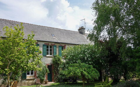 Les Londes: Fabriek, Wolk, Lucht, Venster, Gebouw, Boom, Land Lot, Huis, Vegetation, Gras