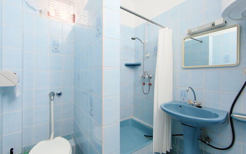 Daisy 1: Badkamer, Eigendom, Kamer, Loodgieterswerkinrichting, Architectuur, Interieur Ontwerp, Gebouw, Onroerend Goed, Tegel, Huis