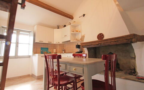 Marina di Andora 400: Kamer, Eigendom, Gebouw, Huis, Meubilair, Interieur Ontwerp, Plafond, Verdieping, Tafel, Zolder