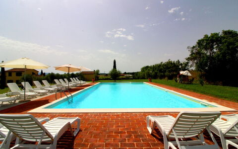 Podere Marcigliano: Water, Lucht, Eigendom, Fabriek, Wolk, Zwembad, Azure, Gebouw, Boom, Buitenmeubels