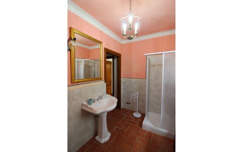 Podere Marcigliano: Spiegel, Kraan, Loodgieterswerkinrichting, Meubilair, Gebouw, Wastafel, Wastafel In De Badkamer, Badkamer, Huis, Fotolijst