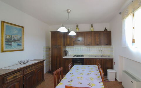 Podere Marcigliano: Meubilair, Flooring, Interieur Ontwerp, Hout, Verdieping, Cabinetry, Countertop, Kamer, Keuken, Plafond