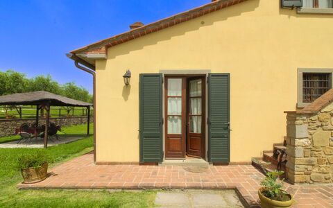Podere Marcigliano: Deur, Huis, Huis, Verblijf, Home Deur, Werf, Schaduw, Boerderij, Kamerplant, Veranda