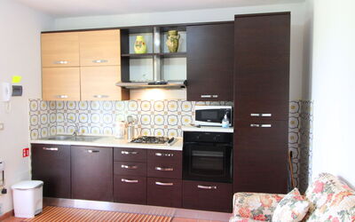 Rugapiana: Cabinetry, Eigendom, Meubilair, Countertop, Lade, Huishoudapparatuur, Ladenkast, Interieur Ontwerp, Keuken, Hout