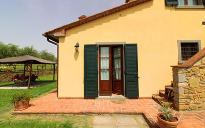 Torreone: Fabriek, Gebouw, Eigendom, Venster, Deur, Bloempot, Huis, Land Lot, Lucht, Schaduw