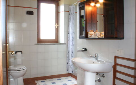 Casalini: Badkamer, Eigendom, Kamer, Badkamerkast, Gebouw, Wastafel, Badkamer Accessoire, Huis, Interieur Ontwerp, Loodgieterswerkinrichting