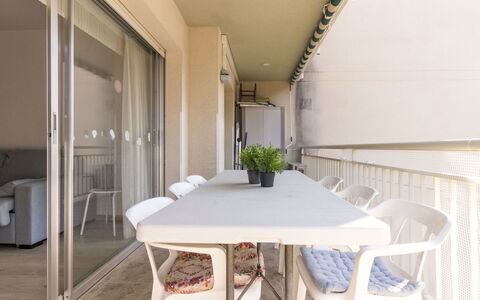 Cambrils 180: Meubilair, Tafel, Eigendom, Stoel, Hout, Interieur Ontwerp, Fabriek, Flooring, Gebouw, Verdieping