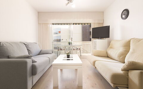 Cambrils 180: Bankstel, Meubilair, Eigendom, Tafel, Comfort, Verlichting, Slaapbank, Interieur Ontwerp, Lamp, Gebouw