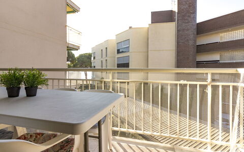 Cambrils 180: Eigendom, Tafel, Hout, Fabriek, Lucht, Rechthoek, Architectuur, Bloempot, Schaduw, Stedelijk Ontwerp