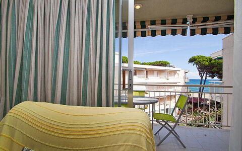 Cambrils 180: Gordijn, Interieur Ontwerp, Kamer, Eigendom, Meubilair, Venster Behandeling, Textiel, Balkon, Onroerend Goed, Schaduw