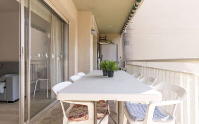 Cambrils 180: Meubilair, Tafel, Eigendom, Stoel, Hout, Interieur Ontwerp, Fabriek, Flooring, Gebouw, Verdieping