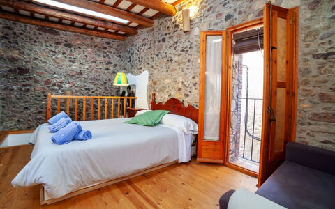 Sant Joan: Meubilair, Eigendom, Comfort, Azure, Hout, Oranje, Textiel, Gebouw, Interieur Ontwerp, Bed Frame