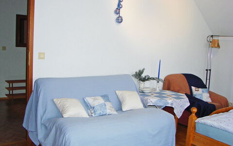 Allmendgasse: Meubilair, Kamer, Bed, Slaapkamer, Eigendom, Blauw, Laken, Interieur Ontwerp, Verdieping, Muur