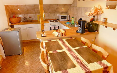 Allmendgasse: Kamer, Eigendom, Verdieping, Interieur Ontwerp, Meubilair, Tafel, Hardwood, Huis, Woonkamer, Gebouw