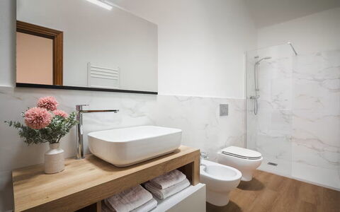 Villa Giare: Badkamer, Flooring, Interieur Ontwerp, Loodgieterswerkinrichting, Muur, Verdieping, Wastafel In De Badkamer, Wastafel, Spiegel, Kraan