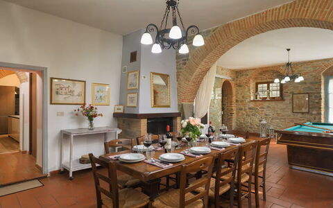 Villa Giare: Meubilair, Interieur Ontwerp, Muur, Tafel, Stoel, Plafond, Eetkamer, Keuken En Eettafel, Hout, Flooring