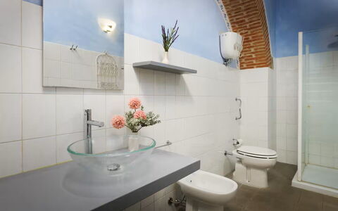 Villa Giare: Flooring, Loodgieterswerkinrichting, Interieur Ontwerp, Verdieping, Loodgieter, Wastafel, Kraan, Badkamer, Tegel, Kamer