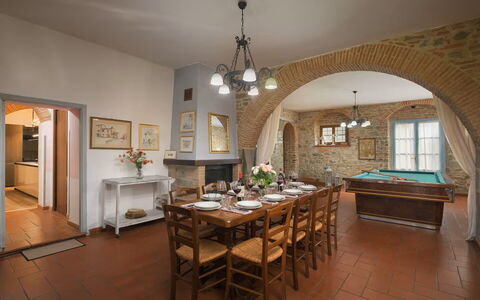 Villa Giare: Meubilair, Interieur Ontwerp, Muur, Plafond, Tafel, Flooring, Hout, Keuken En Eettafel, Stoel, Eetkamer