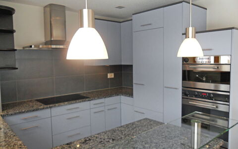 Ufem Stutz: Countertop, Cabinetry, Eigendom, Uitlaatpijp, Keuken, Gebouw, Fornuis, Hout, Verlichting, Interieur Ontwerp