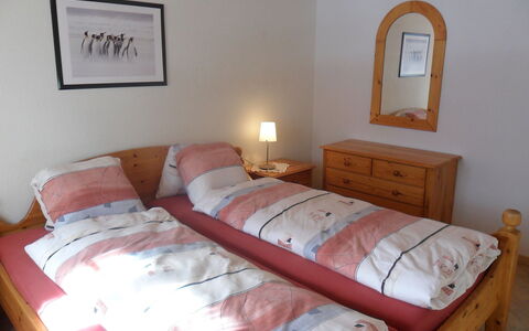 Ufem Stutz: Slaapkamer, Kamer, Bed, Meubilair, Laken, Eigendom, Bed Frame, Bedding, Muur, Verdieping