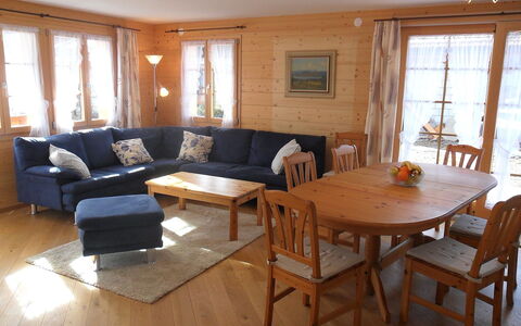 Ufem Stutz: Kamer, Meubilair, Eigendom, Woonkamer, Verdieping, Gebouw, Interieur Ontwerp, Tafel, Hardwood, Huis