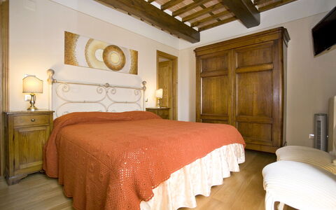 Nel Guasto: Slaapkamer, Bed, Kamer, Meubilair, Eigendom, Laken, Interieur Ontwerp, Bed Frame, Gebouw, Plafond