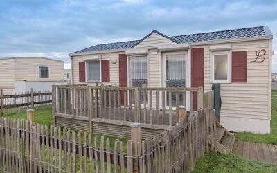 Bredene 200: Lucht, Wolk, Gebouw, Eigendom, Venster, Fabriek, Hek, Huis, Hout, Land Lot