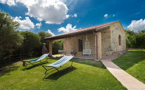 Sweet Maremma: Eigendom, Lucht, Huis, Onroerend Goed, Huis, Architectuur, Landgoed, Gras, Wolk, Gebouw