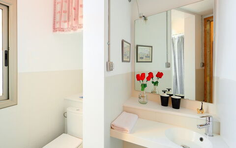 Eixample Dret Valencia Cartagena: Badkamer, Kamer, Eigendom, Interieur Ontwerp, Huis, Wastafel, Gebouw, Kraan, Meubilair, Onroerend Goed
