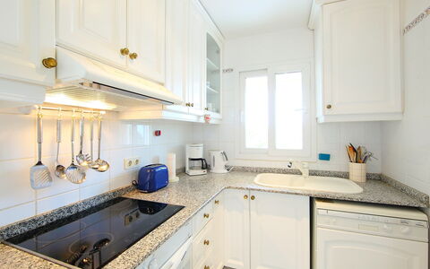 B&B: Eigendom, Kamer, Keuken, Countertop, Meubilair, Cabinetry, Interieur Ontwerp, Gebouw, Huis, Onroerend Goed