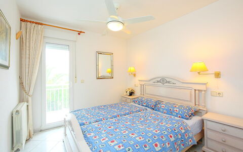 B&B: Slaapkamer, Kamer, Bed, Eigendom, Meubilair, Laken, Plafond, Geel, Bed Frame, Gebouw