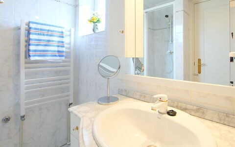 B&B: Badkamer, Eigendom, Kamer, Kraan, Badkamer Accessoire, Interieur Ontwerp, Bad, Loodgieterswerkinrichting, Wastafel, Muur