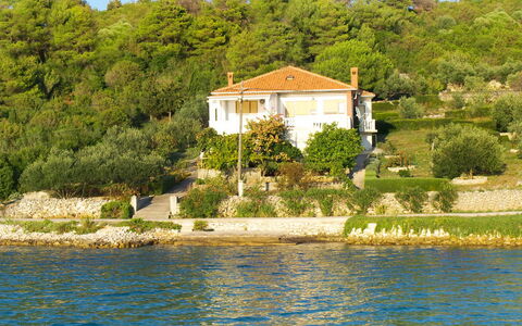 Agneza: Natuur, Huis, Water, Eigendom, Huis, Verblijf, Meer, Boom, Kust, Bank