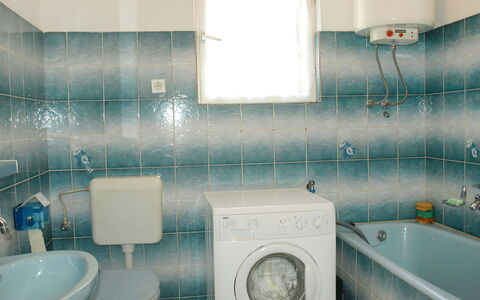 Agneza: Badkamer, Blauw, Tegel, Kamer, Turkoois, Eigendom, Toilet, Loodgieterswerkinrichting, Muur, Interieur Ontwerp