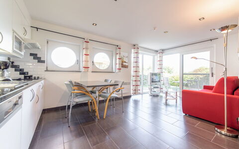 Bredene 300: Tafel, Bankstel, Meubilair, Eigendom, Cabinetry, Stoel, Countertop, Verlichting, Hout, Flooring