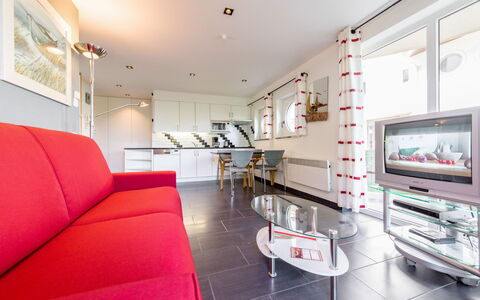 Bredene 300: Meubilair, Eigendom, Bankstel, Televisie, Verlichting, Woonkamer, Interieur Ontwerp, Verdieping, Flooring, Stoel