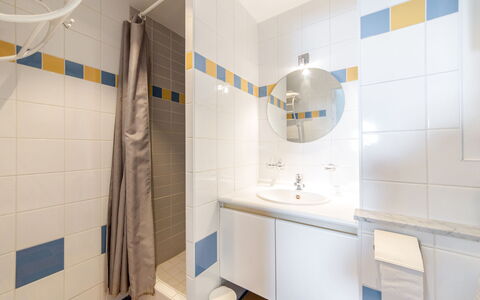 Bredene 300: Spiegel, Kraan, Loodgieterswerkinrichting, Eigendom, Wastafel, Wastafel In De Badkamer, Badkamer, Interieur Ontwerp, Gebouw, Flooring