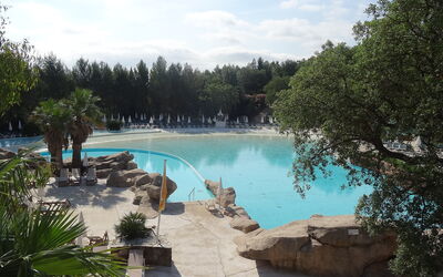 Grimaud 119: Water, Lucht, Fabriek, Wolk, Boom, Zwembad, Natuurlijk Landschap, Kust En Oceanic Landvormen, Woody Plant, Meer