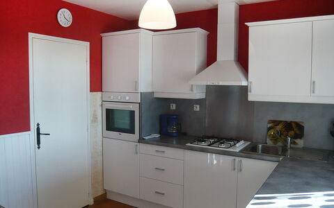 Roumagnac: Kamer, Keuken, Cabinetry, Meubilair, Countertop, Eigendom, Interieur Ontwerp, Kast, Fornuis, Gebouw