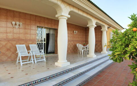 Finca la Poza: Eigendom, Gebouw, Kolom, Onroerend Goed, Huis, Architectuur, Veranda, Huis, Facade, Villa