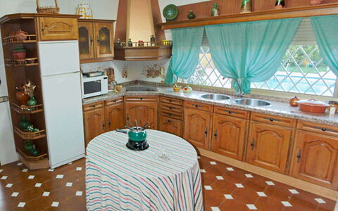 Finca la Poza: Cabinetry, Countertop, Meubilair, Eigendom, Kamerplant, Lade, Hout, Keuken, Interieur Ontwerp, Verlichting