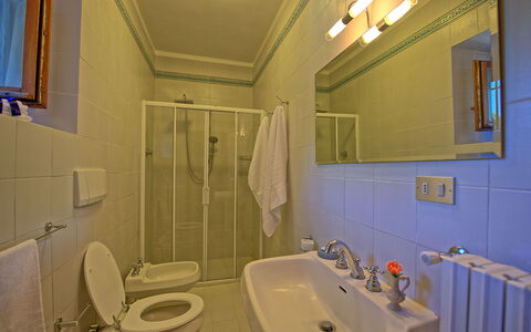 Villa Crispinino: Badkamer, Kamer, Eigendom, Toilet, Loodgieterswerkinrichting, Muur, Badkamer Accessoire, Wastafel In De Badkamer, Interieur Ontwerp, Gebouw
