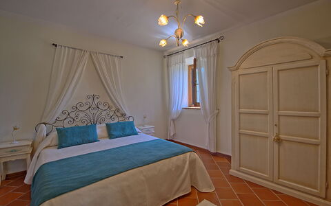 Villa Crispinino: Slaapkamer, Bed, Kamer, Eigendom, Meubilair, Laken, Bed Frame, Interieur Ontwerp, Verdieping, Muur