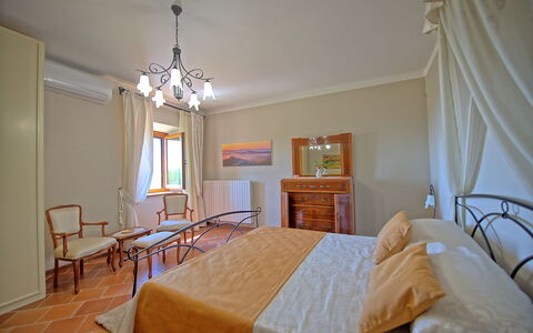 Villa Crispinino: Kamer, Eigendom, Meubilair, Bed, Slaapkamer, Laken, Interieur Ontwerp, Gebouw, Bed Frame, Verdieping