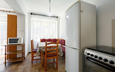 Margaret: Meubilair, Cabinetry, Gebouw, Gasfornuis, Hout, Flooring, Huis, Verdieping, Keuken, Toestel Van De Keuken