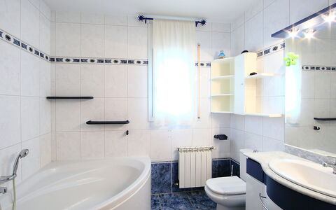 Dirk: Badkamer, Eigendom, Kamer, Interieur Ontwerp, Tegel, Loodgieterswerkinrichting, Architectuur, Muur, Plafond, Gebouw