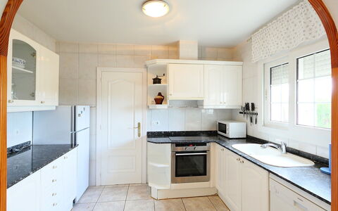 Dirk: Eigendom, Kamer, Keuken, Cabinetry, Meubilair, Countertop, Gebouw, Interieur Ontwerp, Huis, Plafond