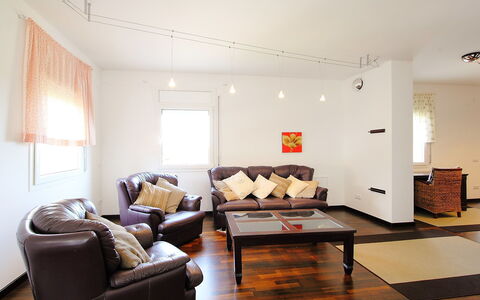 Dirk: Woonkamer, Kamer, Meubilair, Interieur Ontwerp, Eigendom, Verdieping, Koffietafel, Gebouw, Tafel, Houten Vloer