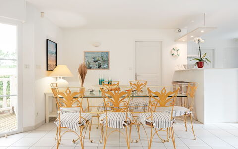 Eden Club: Lucht, Wolk, Voedsel, Fabriek, Tableware, Tafel, Venster, Berg, Fruit, Hout